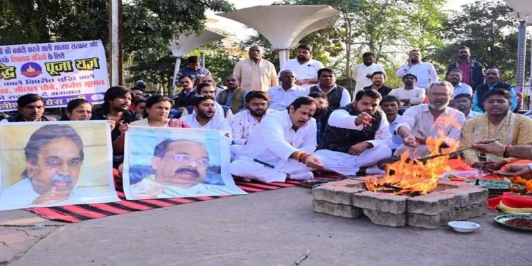 NIT चौपाटी विवाद: कांग्रेस ने भाजपा नेताओं के लिए किया सद्बुद्धि यज्ञ