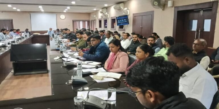 कोरबा में जिला पंचायत CEO ने योजनाओं की समीक्षा की, प्रधानमंत्री आवास, जनमन, और अन्य परियोजनाओं पर चर्चा