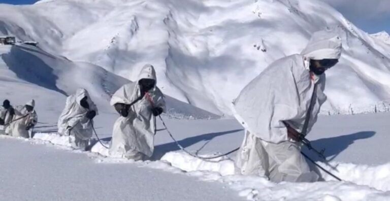 देश की सुरक्षा सर्वोपरि: तीन-चार फीट बर्फ के बीच LOC पर तैनात जवान, दुश्मन की हर हरकत पर पैनी नजर LOC