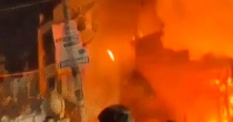 इंदौर दहला: ई-कार की चार्जिंग से भड़की आग, घर में रखे सिलेंडरों ने मचाई तबाही, 4 सिलेंडरों के धमाके ने छीनीं 8 जिंदगियां