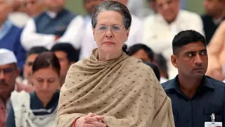 सोनिया गांधी की तबीयत बिगड़ी, दिल्ली के सर गंगा राम अस्पताल में भर्ती; हालत स्थिर।