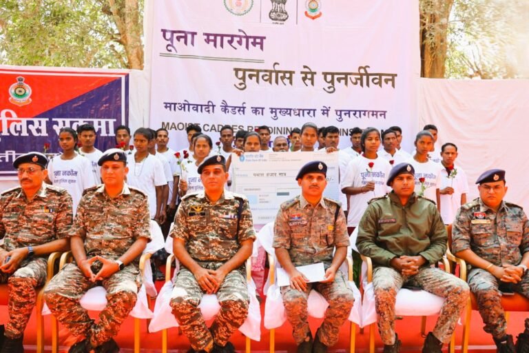 छत्तीसगढ़ में नक्सलवाद का सूर्यास्त: 25 माओवादियों का आत्मसमर्पण, ₹14 करोड़ की बड़ी बरामदगी