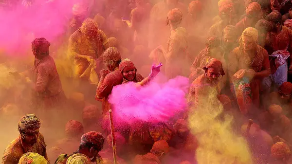 आखिर क्यों मनाई जाती है होली : इसे मनाने के पीछे धार्मिक, पौराणिक, सामाजिक और सांस्कृतिक कारण जुड़े हैं।