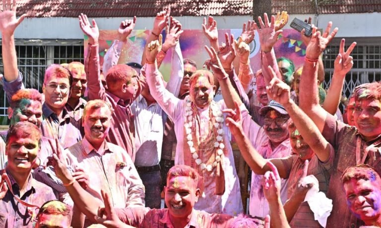 रायपुर : मुख्यमंत्री निवास में होली के रंगों की बौछार: मुख्यमंत्री ने अधिकारियों-कर्मचारियों संग खेली होली।