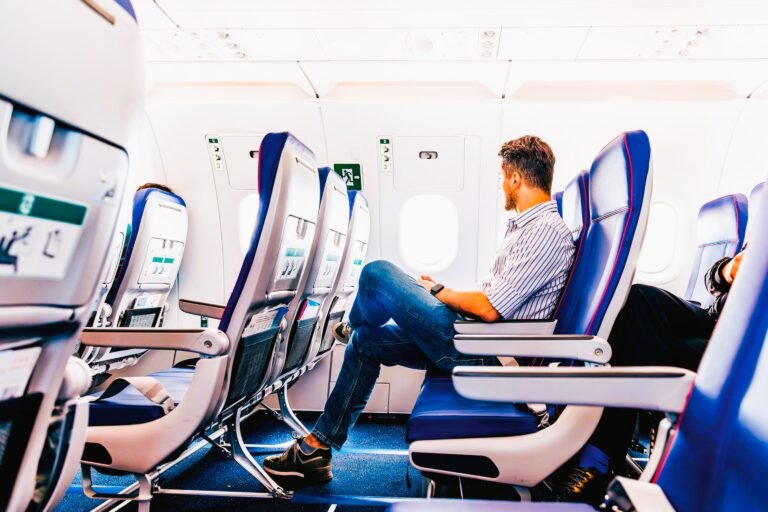 मोदी सरकार का यू-टर्न: फ्लाइट में मनपसंद सीट के लिए एक्स्ट्रा पैसे न देने के फैसले पर लगी अस्थायी रोक, एयरलाइंस कंपनियों की ‘उड़ान’ के आगे पैसेंजर्स की राहत ज़मीन पर;