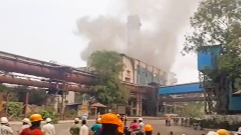 भिलाई स्टील प्लांट में टर्बाइन ब्लास्ट के बाद भीषण आग: केबल के सहारे खिड़की से उतरे मजदूर, 9 घायल
