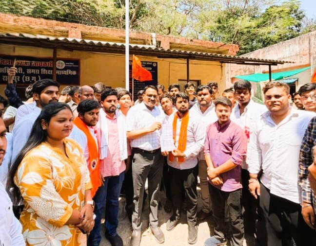 रायपुर के स्कूल में शिक्षिका ने खुद कराई नकल: अभाविप ने घेरा जिला शिक्षा अधिकारी कार्यालय, दोषी शिक्षिका को बर्खास्त करने और परीक्षा रद्द करने की उग्र मांग