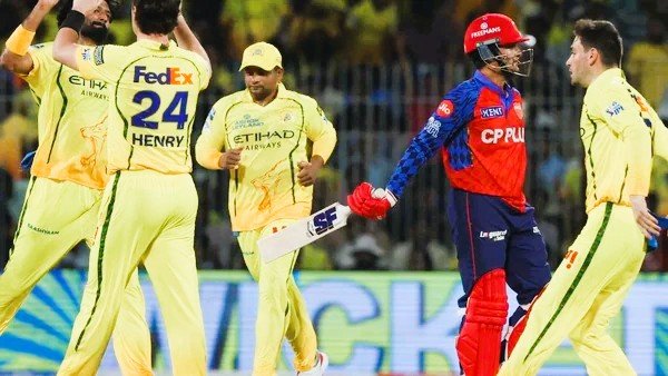 चेन्नई सुपर किंग्स का ‘विशाल’ पलटवार: टॉस हारकर पहले बल्लेबाजी करते हुए आयुष म्हात्रे ने जड़ा शानदार अर्धशतक, पंजाब किंग्स के सामने खड़ा किया 210 रनों का पहाड़ जैसा लक्ष्य; अब म्हात्रे की पारी बनाम पंजाब के पावर-हिटर्स का होगा मुकाबला।