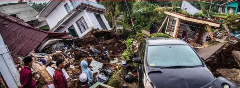 इंडोनेशिया के उत्तरी मोलुका में 7.6 तीव्रता का भीषण भूकंप: समुद्र में उठीं सुनामी की लहरें और फिलीपींस-मलेशिया तक मची खलबली, एक की मौत के बाद हाई अलर्ट पर प्रशासन।