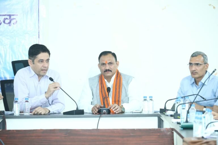 “स्वास्थ्य समीक्षा बैठक: गुणवत्तापूर्ण इलाज और समय पर जांच सुनिश्चित करने के निर्देश”