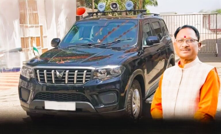 सीएम साय का नया ‘कवच’: पुरानी गाड़ियों को कहा अलविदा, अब नई बुलेटप्रूफ स्कार्पियो में सवार होकर पहुँचे भाजपा कार्यालय।