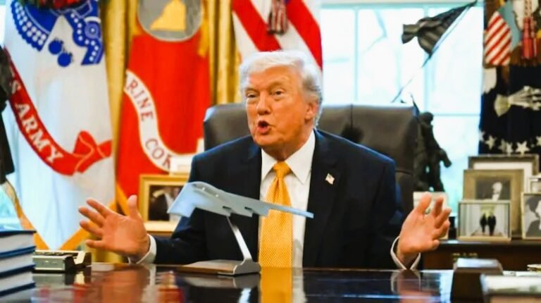 “होर्मुज स्ट्रेट नहीं खुला तो मचेगी तबाही, ट्रम्प ने दी ईरान के बुनियादी ढांचे को उखाड़ फेंकने की धमकी।”