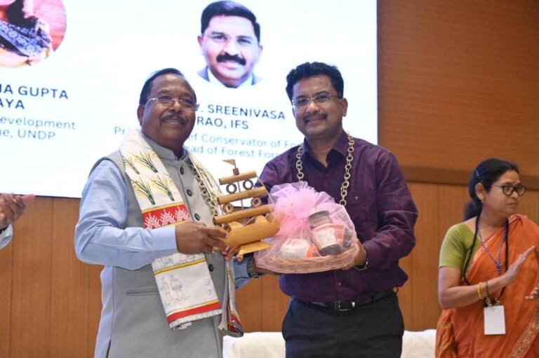 जल, जंगल और जमीन के संरक्षक हैं जनजातीय: मंत्री श्री रामविचार नेताम ने ‘छत्तीसगढ़ कॉमन्स क्विनिंग’ में साझा की विकास की नई रणनीति