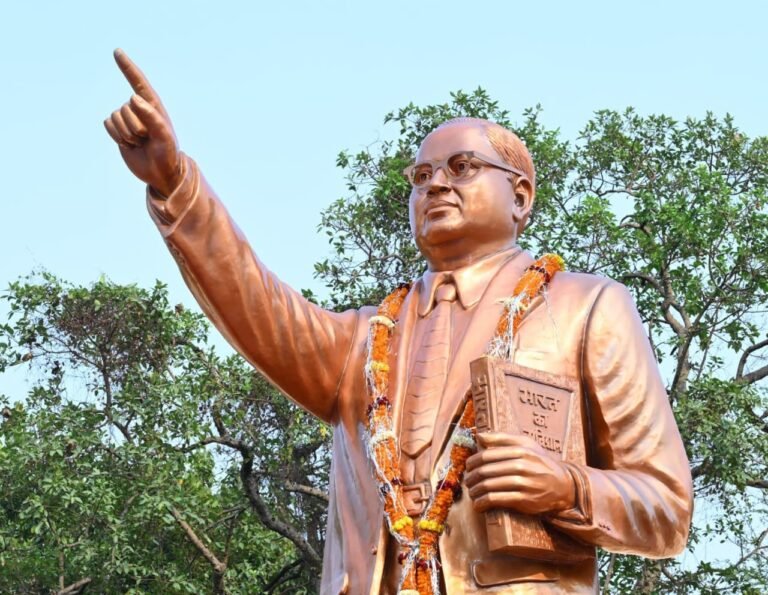 “शिक्षा ही समाज परिवर्तन का सबसे बड़ा माध्यम: मुख्यमंत्री ने कलेक्ट्रेट चौक पर किया भव्य प्रतिमा का अनावरण”