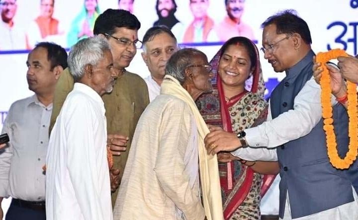छत्तीसगढ़ शासन की संवेदनशील पहल: अब बिना ‘सीनियर सिटीजन कार्ड’ के आधार से ही बुजुर्गों को मिलेगा सरकारी योजनाओं का सीधा लाभ
