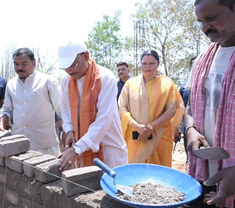 भैंसामुड़ा में भावुक दृश्य: मुख्यमंत्री साय ने श्रमदान कर दिया सुशासन का संदेश, बोले- गरीबों का सपना पूरा करना ही प्राथमिकता