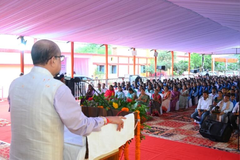 लक्ष्य हासिल करने के लिए जुनून जगाएं और मेहनत करें: राज्यपाल श्री रमेन डेका चाम्पा शासकीय उच्चतर माध्यमिक विद्यालय में नवनिर्मित सभाकक्ष का लोकार्पण वरिष्ठ शिक्षकों, मेधावी विद्यार्थियों और रोजगार प्राप्त युवाओं का सम्मान