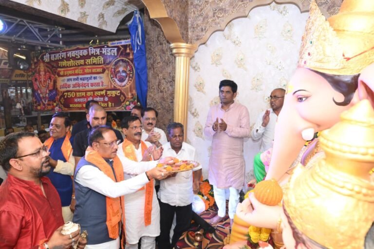 रायपुर: गोल बाजार के 117वें गणेशोत्सव में शामिल हुए मुख्यमंत्री विष्णु देव साय, बप्पा के दरबार में टेका माथा