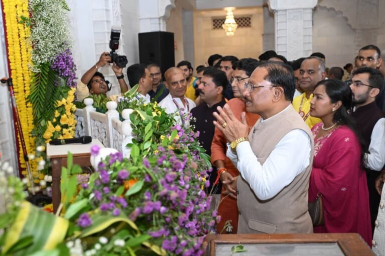 भगवान श्रीकृष्ण और राधारानी के दर्शन कर मुख्यमंत्री ने किया शंख अभिषेक, प्रदेशवासियों की सुख-समृद्धि और खुशहाली की कामना