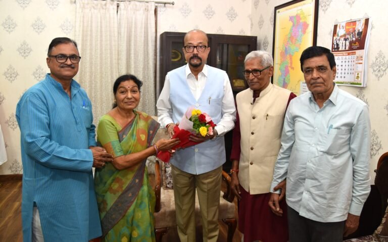 छत्तीसगढ़ी को आठवीं अनुसूची में शामिल कराने के लिए सकारात्मक पहल राज्यपाल श्री रमेन डेका से छत्तीसगढ़ी भाषाविदों ने की भेंट
