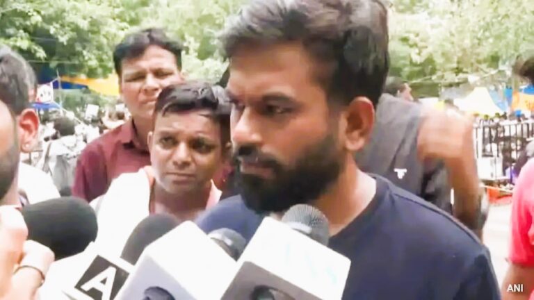 क्या NDA का हिस्सा बनेंगे अभिजीत दीपके? केंद्रीय मंत्री रामदास आठवले ने दिया पार्टी में शामिल होने का खुला न्योता