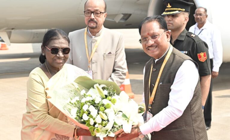 राष्ट्रपति श्रीमती द्रौपदी मुर्मु का छत्तीसगढ़ की पावन धरा पर आत्मीय स्वागत