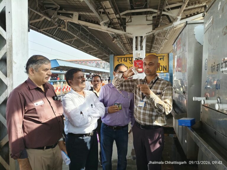 रेलवे स्टेशन पर पेयजल गुणवत्ता की जांच: स्वच्छ एवं सुरक्षित पेयजल की उपलब्धता सुनिश्चित करने हेतु दक्षिण पूर्व मध्य रेलवे में लगातार चलाया जा रहा है पेयजल गुणवत्ता जांच अभियान